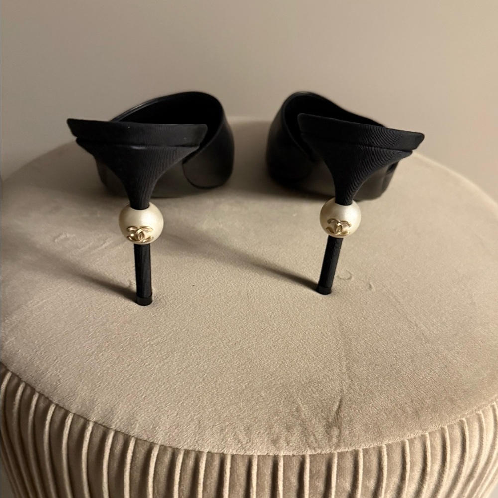 CHANEL Elegant Black Heels with Pearl Accent - Picture 4 of 9